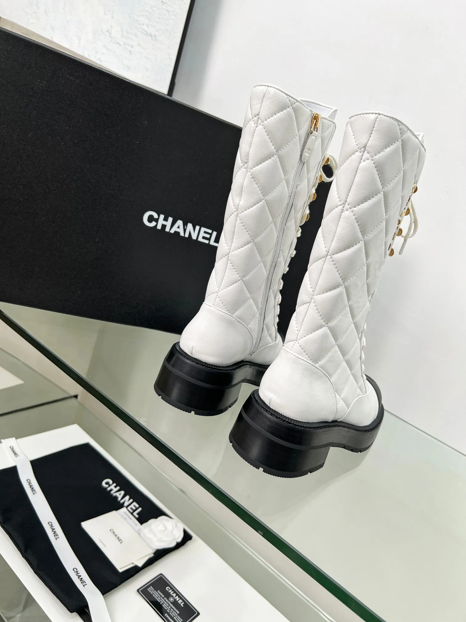 👟👟Ex-factory price 840👟👟 2025CHANEL I finally own this pair of Chanel diamond boots💫 Classic diamond pattern with black and white color, fashionable and high-end, and the thick sole is super stable for walking~ It instantly turns into a fashionable and cool cover when you put it on. Who knows the charm of Fragrant Grandma? When I was asked about the link while shopping, I was so happy🥳 Fabric: sheepskin, cow suede Lining: sheepskin Color: black white apricot Code number: 5-40 (41 customized)